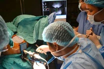 Cận cảnh cấy phóng xạ chữa ung thư tuyến tiền liệt ở VN