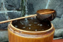 Nước mưa: ngỡ sạch mà bẩn và nguy hiểm đến không ngờ