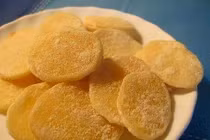 Cách làm mứt khoai tây lạ miệng cho Tết