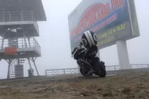 Chàng trai đi xe tí hon đổ đèo Khau Phạ 