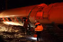 Tàu hỏa trật đường ray, lao vào nhà dân