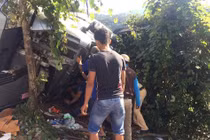 Xe đầu kéo lật trên đèo Lò Xo, 3 người mắc kẹt