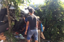 Xe đầu kéo lật trên đèo Lò Xo, 3 người mắc kẹt