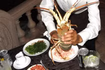 Siêu độc món tiết canh tôm hùm đặc sản