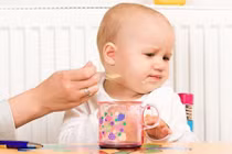 Kiểu ép con ăn như tra tấn kẻ thù của mẹ Việt