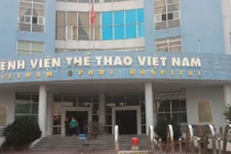 HN: Bác sĩ bị côn đồ hành hung, bắt quỳ gối xin lỗi