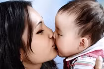 Bệnh truyền nhiễm khi hôn môi dễ lây cho bé 