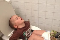 Những tư thế ngủ khó đỡ chỉ các bé mới làm được 