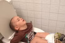 Những tư thế ngủ khó đỡ chỉ các bé mới làm được 