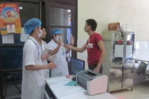 Bác sĩ bỏ chạy vì người nhà bệnh nhi tấn công 