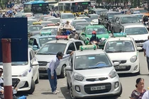 Taxi “quây” cổng bệnh viện, dàn hàng bịt đường xe cấp cứu