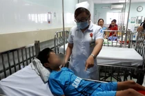 Lấy kim khâu nằm trong tim bé trai hơn 2 tháng