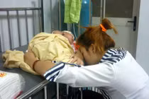 Cha mẹ bật khóc nhìn con chống chọi với sởi