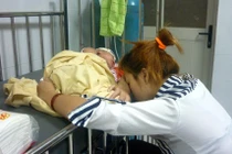 Cha mẹ bật khóc nhìn con chống chọi với sởi