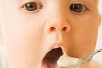 Những sai lầm của mẹ khiến bé lười ăn