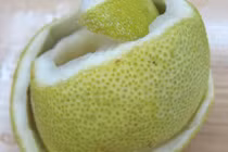 Khám phá công dụng giảm béo, trị hói của vỏ bưởi