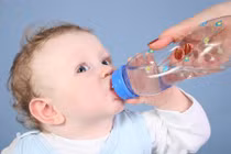 Mách mẹ tỷ lệ nước, sữa, trái cây cho bé ngày hè