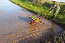 Anh nông dân và chiếc máy cấy kỳ lạ ở Thái Bình