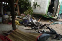 Xe buýt tự lật, đè chết một phụ nữ