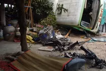 Xe buýt tự lật, đè chết một phụ nữ