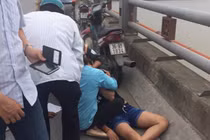 Mở cửa taxi nhảy xuống sông Hồng tự tử, bỏ lại bạn gái