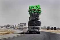 Xe thô sơ chở cả núi hàng khiến người Tây sợ hết hồn