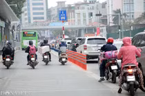 Kệ dải phân cách cứng, xe máy vẫn vô tư lấn làn BRT
