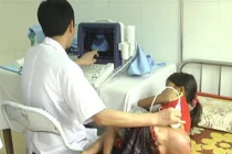 Bộ trưởng Bộ Y tế chỉ đạo cứu bé có khối u khổng lồ