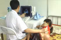 Bộ trưởng Bộ Y tế chỉ đạo cứu bé có khối u khổng lồ