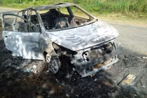 Bất ngờ cháy xe ôtô chở 5 người đi chụp ảnh cưới