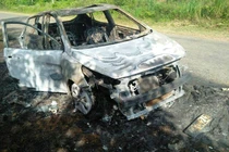 Bất ngờ cháy xe ôtô chở 5 người đi chụp ảnh cưới