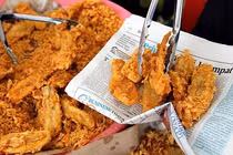 Nguy cơ chết người từ các loại giấy báo gói đồ ăn nhanh