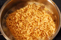 Chế biến mì tôm theo cách này tránh ung thư 