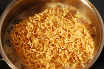 Chế biến mì tôm theo cách này tránh ung thư 