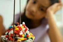 6 sai lầm mẹ thường mắc khi cho bé uống thuốc