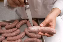 Tận mắt xem chế biến món xúc xích khoái khẩu