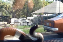 Hãi hùng xem rắn "tấn công" ô tô 