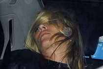 Kate Moss “rũ rượi” tại tuần lễ thời trang London