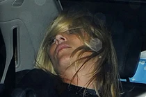 Kate Moss “rũ rượi” tại tuần lễ thời trang London