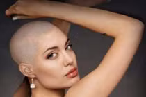 Sao vẫn đẹp quyến rũ dù cạo trọc đầu