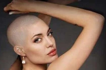 Sao vẫn đẹp quyến rũ dù cạo trọc đầu