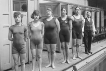 Thời trang đi biển cách đây 100 năm