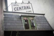 Cận cảnh khách sạn một phòng, giá kỷ lục