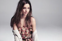 Miranda Kerr “như gái 20” với thiết kế của Mango