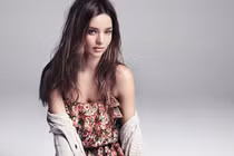 Miranda Kerr “như gái 20” với thiết kế của Mango