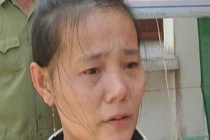 Độc ác rạch mặt bé 2 tuổi vì... giống chồng