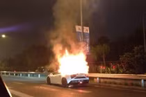 Siêu xe Lamborghini bốc cháy... trơ sắt đen giữa đường