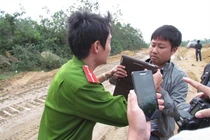 Công an nồng nặc mùi rượu, thóa mạ phóng viên