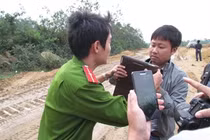 Công an nồng nặc mùi rượu, thóa mạ phóng viên