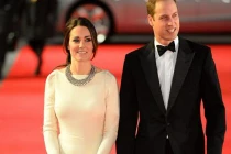 Công nương Kate đẹp ngọt ngào sánh bước bên Hoàng tử 